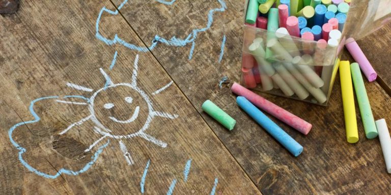 Straßenmalkreide macht die Kinder Welt bunter