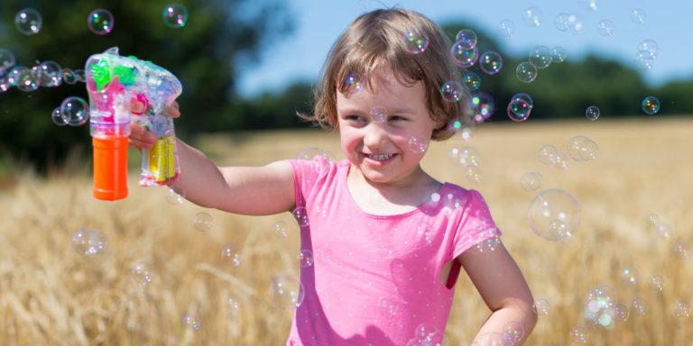 Seifenblasenpistolen für Kinder, die Welt der bunten Blasen