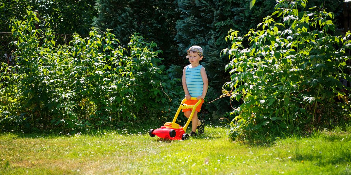 Mit einem Kinderrasenmäher helfen auch die kleinen bei der Gartenarbeit