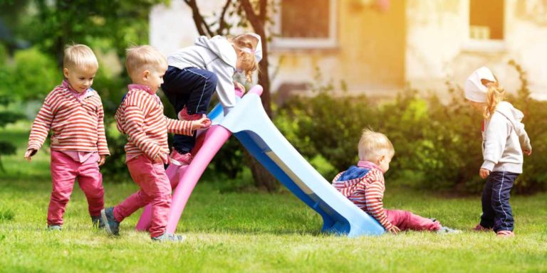 Die Kinderrutsche für den Garten ist ein Spaß für Kinder