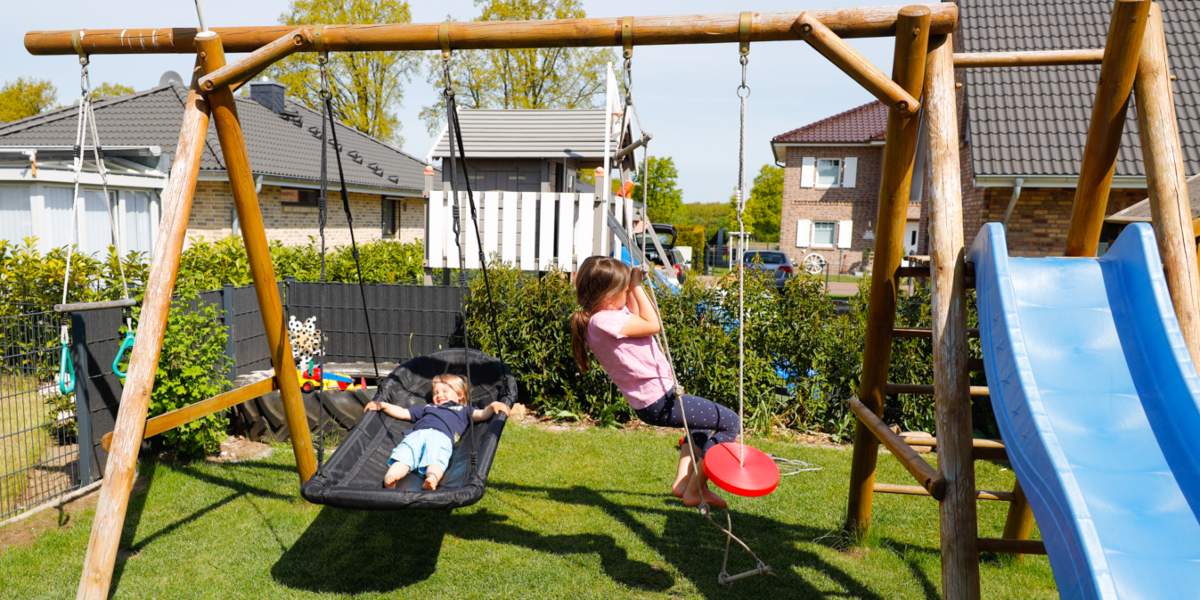 Schaukel mit Rutsche im eigenen Garten, der persönliche Spielplatz für Kids