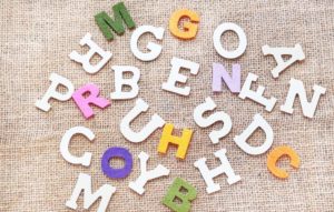 Mit Holzbuchstaben Kinderzimmer Tür beschriften