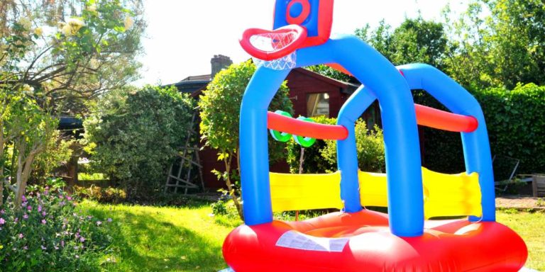 Die Kinder Hüpfburg passt in klein in fast jeden Garten