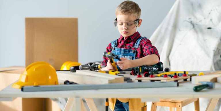 Mit einer Kinder Werkbank können schon die jüngsten zum Heimwerker werden