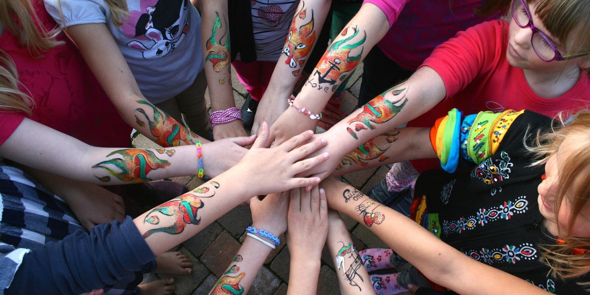 Kinder Tattoos: Farben und Glitzer, wohin das Auge reicht