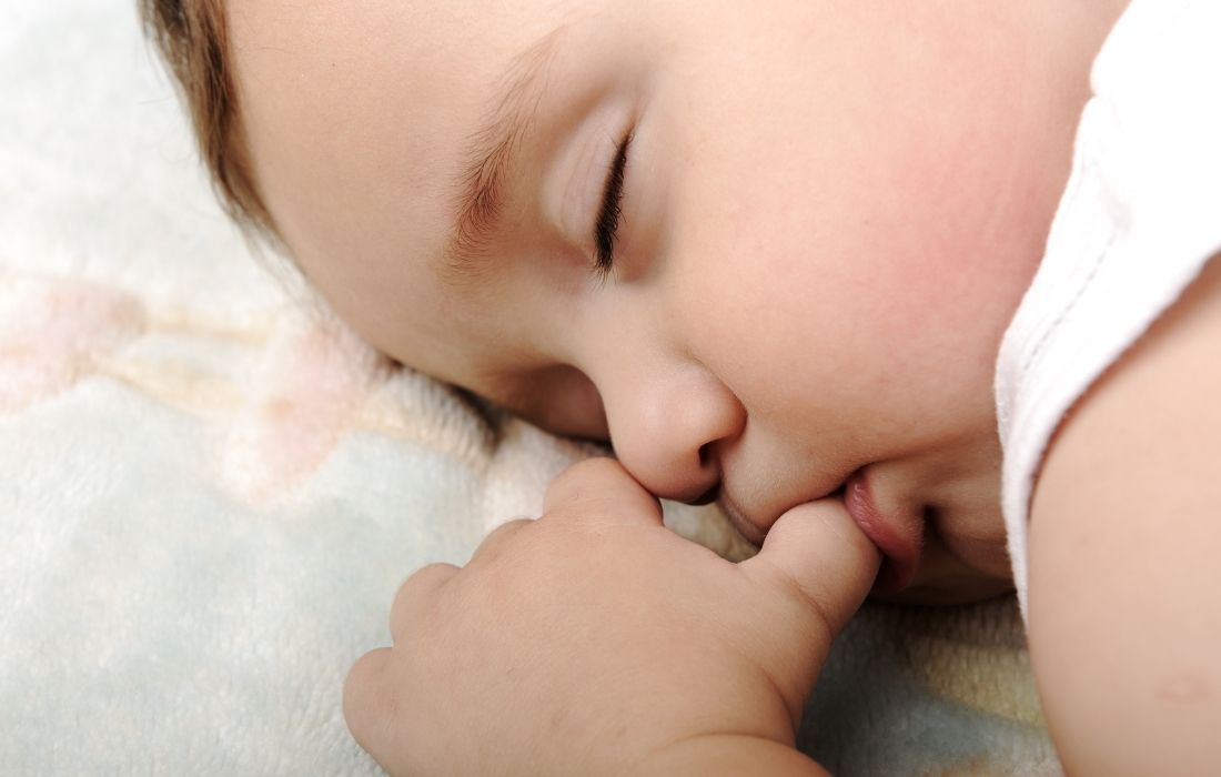 Kleinkind schläft im Babynest