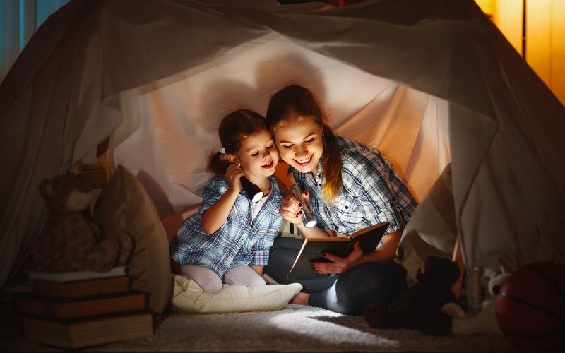 Herbst Aktivität mit Kindern Kuschelhöhle bauen