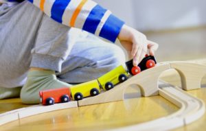 Brio Brücken erhöhen den Spielspaß der Holzeisenbahn