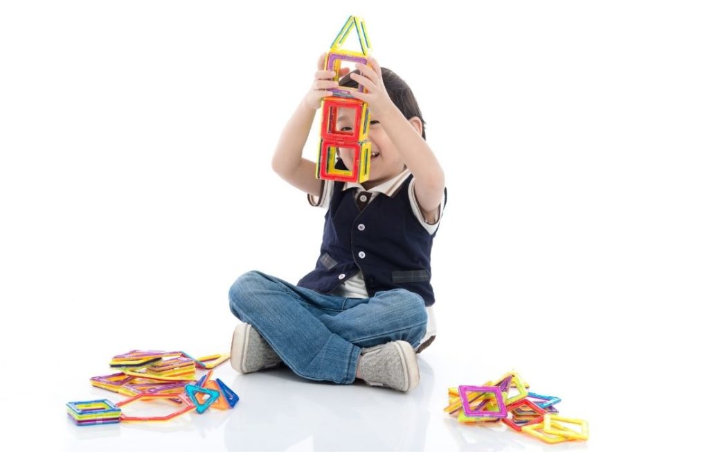 Magnetische Bausteine fördern die Feinmotorik und Kreativität von Kindern