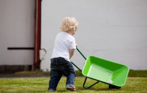 Die besten Kinderschubkarren für den Garten