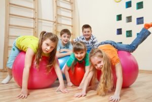 Kinder auf einem Hüpfball