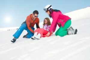 Kind mit Zipfelbob im Schnee