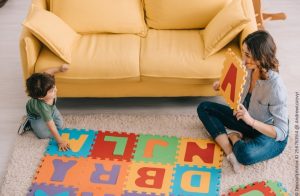 Mutter und Kind mit Puzzlematte