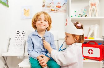 Kinder spielen mit einem Arztkoffer