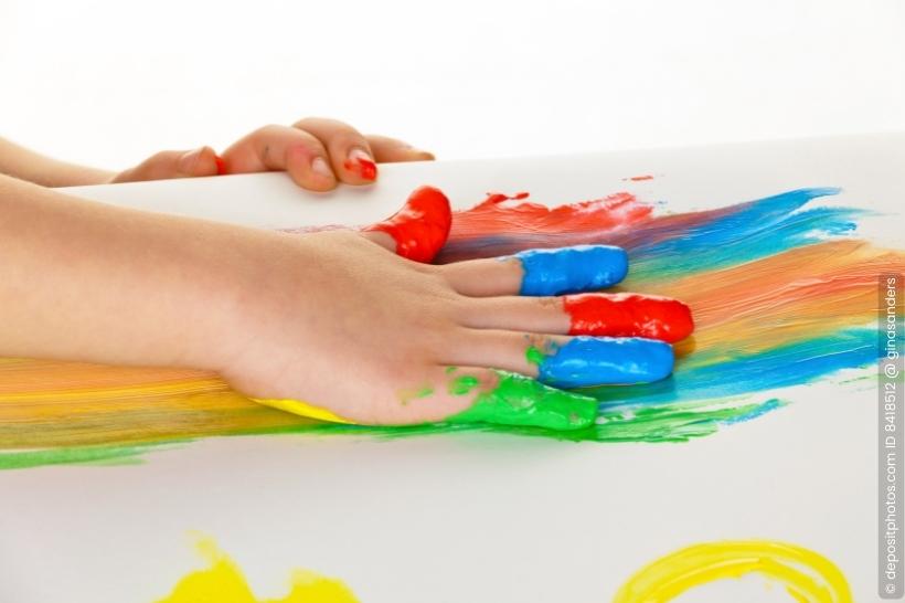 Fingerfarbe Kinderhand