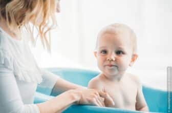 Baby baden: So klappt es am besten